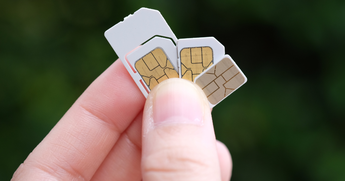 SIMカードの基本から正しい差し替え手順、トラブルを防ぐための注意点まで、初心者でもわかりやすく解説します。