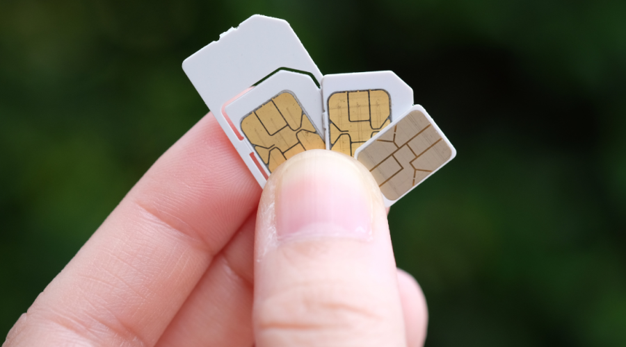 SIMカードの基本から正しい差し替え手順、トラブルを防ぐための注意点まで、初心者でもわかりやすく解説します。